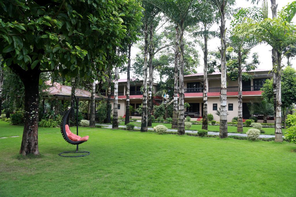 Hotel Parkland Sauraha Buitenkant foto